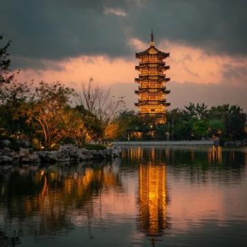 屈原公園點(diǎn)綴沅江畔，常德城里的璀璨明珠