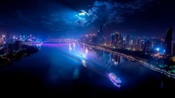 夜晚的汕頭：華僑公園海濱長廊燈火璀璨，人流不息