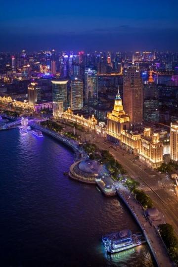 夜晚的汕頭：華僑公園海濱長廊燈火璀璨，人流不息