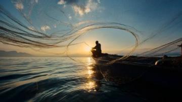 解析夜釣與白天垂釣的優(yōu)劣對比：魚類習(xí)性、環(huán)境因素、季節(jié)影響全面分析