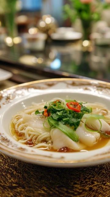 青椒肉絲，這道經(jīng)典的中式家常菜，以其色澤鮮艷、口感豐富而受到眾多食客的喜愛(ài)