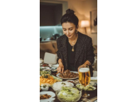 劉宇寧重操舊業(yè)秀廚藝(劉宇寧美食)