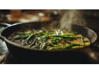 干煸豆角是一道經(jīng)典的家常菜，以其獨特的香味和脆嫩的口感受到許多人的喜愛