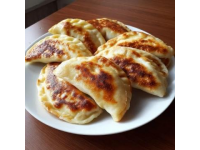 小云美食分享今天給大家分享一種家常餡餅的做法，薄皮大餡，非常好吃