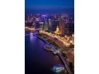 夜晚的汕頭：華僑公園海濱長廊燈火璀璨，人流不息
