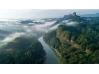 江西上饒的望仙谷以其夜色聞名，被譽為懸崖上的仙俠世界或峽谷中的清明上河圖