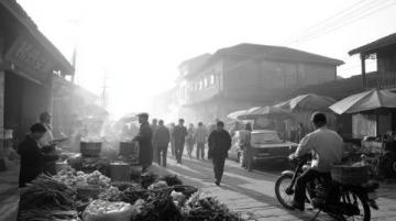 這是1945年11月份的一組珍貴老照片，拍攝于重慶路邊的一家小吃店