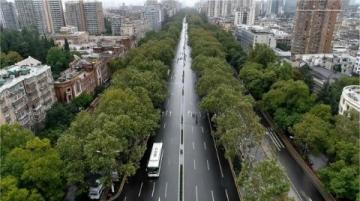 廣州的氣溫漸漸攀升，假期里總想著到戶外走走,交通便利、地鐵直達的白云山