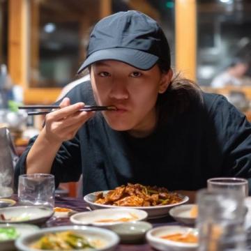 陳奕迅曬出照片配文“復(fù)活后先吃肉