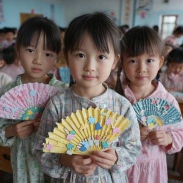 創(chuàng)意無限！廢舊紙箱變時尚：幼兒園的環(huán)保時裝秀驚艷六一兒童節(jié)