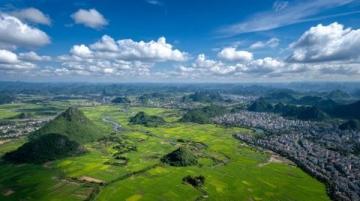 揭秘夏日熱土|潁州盛夏記：花鼓燈節(jié)、智能稻田與公益助學新篇章