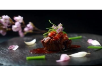 夏季美味佳肴：蒜香爆炒金針菇花甲螺