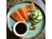 深夜美食特輯：外國(guó)友人大膽嘗試脆皮肘子與青龍刺身