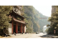 蕓蕓尋味閨蜜生日小聚，選在了銀豐山莊門口的牌坊宴，新中式風(fēng)格的環(huán)境