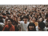 2025年跨年夜 海濱成熱門聚集地 年輕人盡情暢歌。