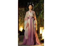 鮑蕾母女三人古裝寫真顏值爆表，貝兒簡直是陸毅翻版！網(wǎng)友們都在討論這對母女的五官和身材。