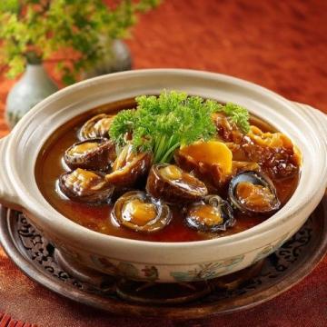 蠔烙：潮汕地區(qū)經(jīng)典傳統(tǒng)小吃，以新鮮生蠔為主要食材，佐以薯粉、雞蛋煎制而成。