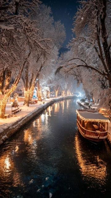 時(shí)光凝固 在運(yùn)河上的一葉扁舟