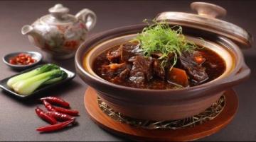 深秋食韻:紅燒五花肉的獨(dú)特風(fēng)味與烹飪藝術(shù)