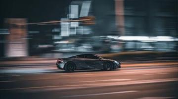 新能源汽車制動情境下的運動學加速度計算 | 物理試題