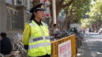 浙江暖心一幕：收費員為司機孩子遞熱水，溫暖人心