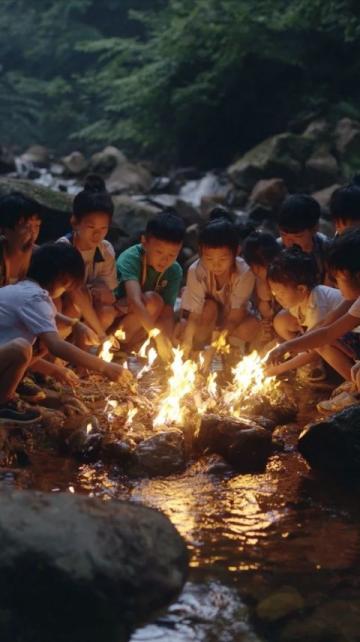 長(zhǎng)安夜色中，炭爐烤得一片暖黃。