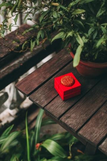紅豆糯米餅是一道軟糯香甜的中式點心，外皮微脆，內餡紅豆綿密