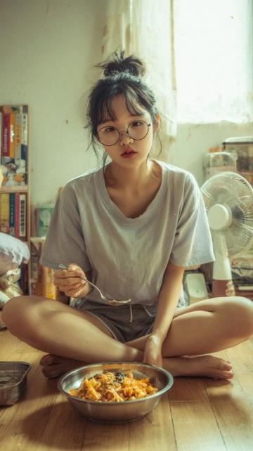 蠔烙：潮汕地區(qū)經(jīng)典傳統(tǒng)小吃，以新鮮生蠔為主要食材，佐以薯粉、雞蛋煎制而成。