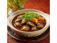 蠔烙：潮汕地區(qū)經(jīng)典傳統(tǒng)小吃，以新鮮生蠔為主要食材，佐以薯粉、雞蛋煎制而成。