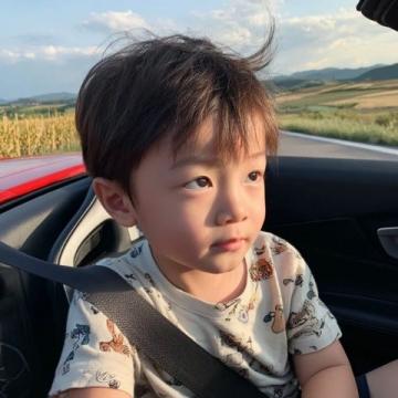 浙江暖心一幕：收費員為司機孩子遞熱水，溫暖人心