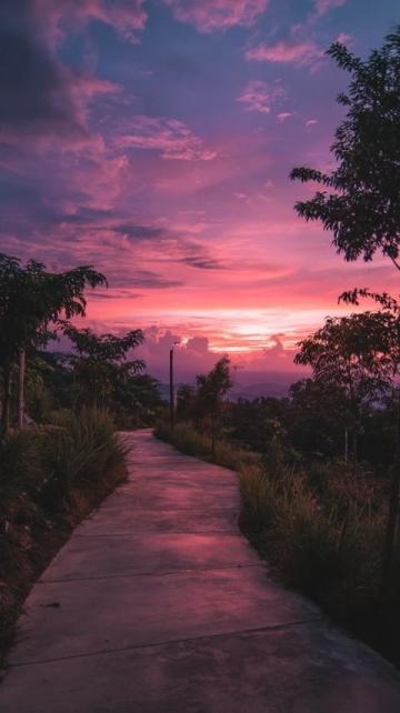 夕陽下的嘎日迪湖:如詩如畫的自然美景