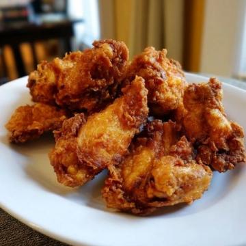 香酥炸雞翅外酥里嫩，一口咬下滿滿的幸福感！
