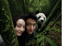 當(dāng)尚雯婕與姐妹們饒有趣味地展開關(guān)于大熊貓的討論時(shí)，只有何潔沒有搭話