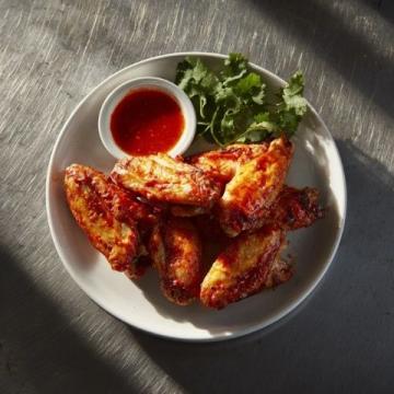 香酥炸雞翅外酥里嫩，一口咬下滿滿的幸福感！