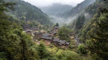 藏在群山中的絕美小城，媲美云南洱海的仙境之地