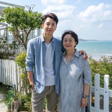秦孟祿夫婦回高密賞梨花，共游春日美景故鄉(xiāng)情深