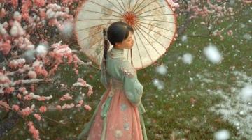 秦孟祿夫婦回高密賞梨花，共游春日美景故鄉(xiāng)情深