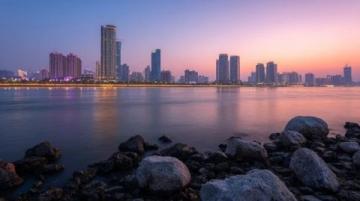 青島是中國海濱重要城市的教育中心 青島市擁有多所高校包括綜合性大學(xué)和重點(diǎn)高校等，各個(gè)高校都具有不同的特點(diǎn)和優(yōu)勢(shì)。