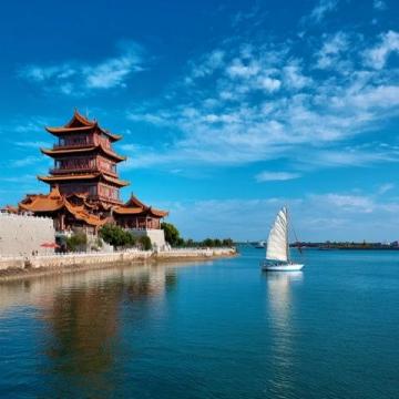 青島是中國海濱重要城市的教育中心 青島市擁有多所高校包括綜合性大學(xué)和重點(diǎn)高校等，各個(gè)高校都具有不同的特點(diǎn)和優(yōu)勢(shì)。