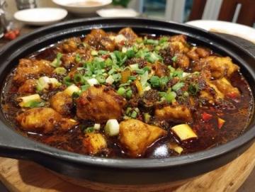 干鍋雞翅，這道風味濃郁、香辣可口的經(jīng)典菜肴