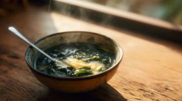 一碗清晨的美味:景德鎮(zhèn)路邊小吃店的奇趣