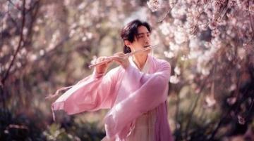 秦孟祿夫婦回高密賞梨花，共游春日美景故鄉(xiāng)情深