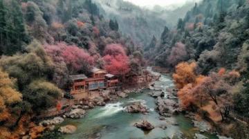 藏在群山中的絕美小城，媲美云南洱海的仙境之地