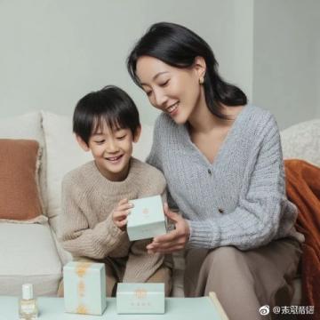 陸毅帶全家游都江堰女兒丹頂鶴長(zhǎng)腿吸睛網(wǎng)友盼添帥兒
